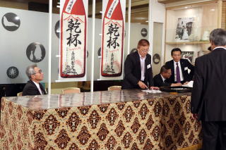 還暦大同窓会 開会前受付状況 2