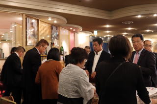 還暦大同窓会 開会前受付状況 3