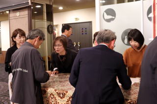 還暦大同窓会 開会前受付状況 4