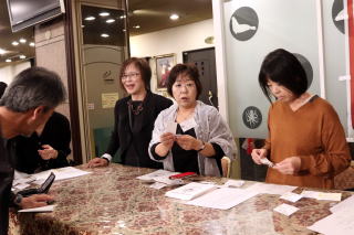 還暦大同窓会 開会前受付状況 6