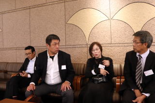 還暦大同窓会 開会前受付状況 11